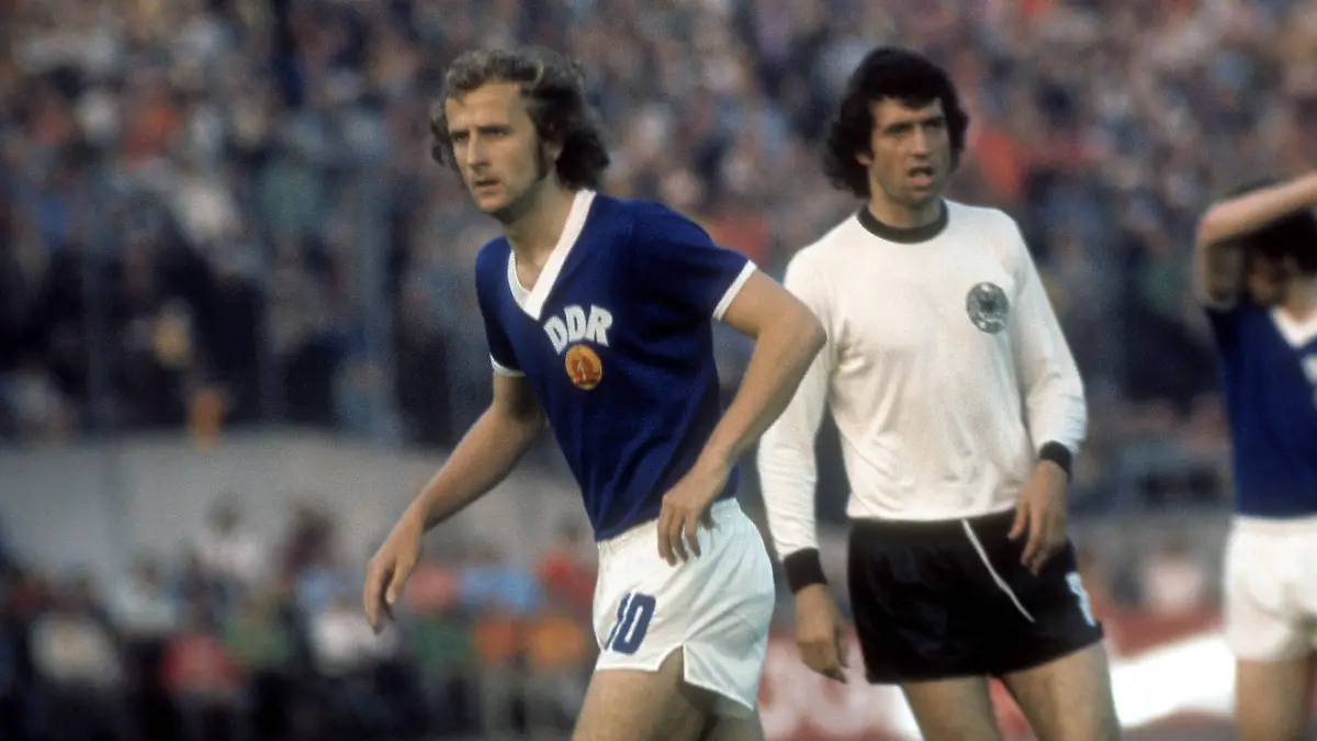 WM-1974-DDR-gegen-BR-Deutschland-Hans-Juergen-Kreische-gegen-Bernd-Cullmann-World-Cup-1974-GDR-against-BR-Germany-Hans-Juergen-Kreische-against-Bernd-Cullmann