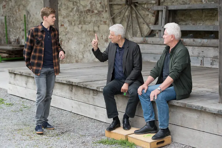 Die-Schauspieler-Ferdinand-Hofer-l-r-als-Kalli-Hammermann-Udo-Wachtveitl-als-Franz-Leitmayr-und-Miroslav-Nemec-als-Ivo-Batic-bei-Dreharbeiten-fuer-den-Tatort-Wunder-gibt-es-immer-wieder-Der-Krimi-soll-im-Winter-2021-22-ausgestrahlt-werden