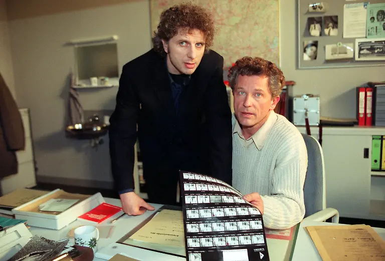 Die-beiden-Schauspieler-Udo-Wachtveitl-l-und-Miroslav-Nemec-in-einer-Szene-des-neuen-Tatorts-Gefallene-Engel-am-19-2-1998-bei-Dreharbeiten-in-Muenchen-Inhalt-Bei-drei-ermordeten-Maennern-werden-am-Tatort-Heiligenbilder-gefunden-Die-beiden-Hauptkommissare-Franz-Leitmayr-Udo-Wachtveitl-und-Ivo-Batic-Miroslav-Nemec-versuchen-das-Raetsel-des-Serientaeters-zu-entschluesseln-dessen-Motiv-zum-Toeten-scheinbar-aus-der-Bibel-entlehnt-ist