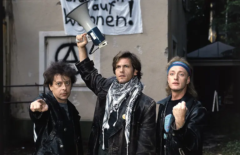 Reinhard-Kammermeier-RIO-REISER-schliesst-sich-den-Hausbesetzern-Rick-TOBIAS-HOESL-und-Oliver-WILFRIED-HOCHOLDINGER-an