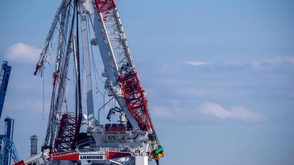 Auf-dem-Spezialschiff-Orion-haengt-der-havarierte-Schiffskran-des-Kranbauers-Liebherr
