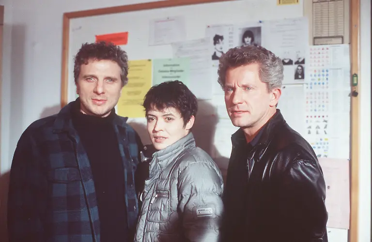 TATORT-Auf-einer-Muellkippe-wird-ein-toter-Junge-mit-blond-gefaerbten-Haaren-gefunden-Keiner-scheint-das-Kind-zu-vermissen-Foto-Kommissarin-Lena-Odenthal-ULRIKE-FOLKERTS-im-Polizeipraesidium-Muenchen-bei-den-Kommissaren-Franz-Leitmayr-UDO-WACHTVEITL-l-und-Ivo-Batic-MIROSLAV-NEMEC