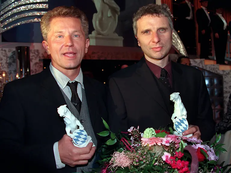 Die-Schauspieler-Miroslav-Nemec-l-und-Udo-Wachtveitl-halten-am-Abend-des-18-5-2001-nach-der-Verleihung-des-Bayerischen-Fernsehpreises-2001-im-Muenchner-Prinzregententheater-stolz-ihre-Auszeichnung-in-den-Haenden-Die-beiden-Darsteller-erhielten-den-Blauen-Panther-fuer-ihre-Hauptrollen-in-dem-Tatort-Krimi-Kleine-Diebe-des-Bayerischen-Rundfunks-BR-Der-seit-1989-verliehene-Preis-der-in-verschiedenen-Kategorien-vergeben-wird-ist-mit-zusammen-410000-Mark-dotiert-und-zaehlt-zu-den-begehrtesten-Auszeichnungen-fuer-Fernsehschaffende-in-Deutschland-Insgesamt-hatte-die-hochrangig-besetzte-Jury-in-diesem-Jahr-21-Preistraeger-aus-300-Einreichungen-ausgewaehlt-Viele-Prominente-aus-der-Film-Fernseh-Medien-und-Unterhaltungsbranche-gaben-sich-zu-der-Veranstaltung-ein-Stelldichein