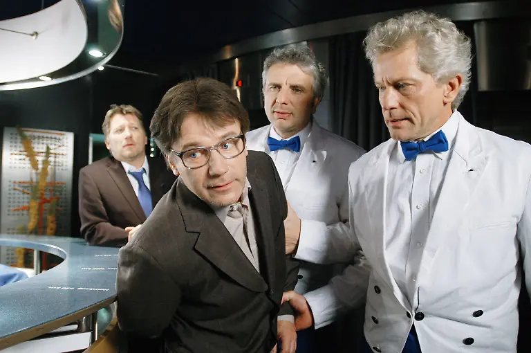 Tatort-Ausser-Gefecht-TV-Reihe-BRD-2005-Regie-Friedemann-Fromm-Michael-Fitz-Joerg-Schuettauf-Udo-Wachtveitl-Miroslav-Nemec-Maenner-halten-Mann-fest-festhalten-abfuehren-verdeckte-Ermittler-Tarnung-Kellner-Ausser-TV-Krimi-TV-Kommissare-TV-Ermittler