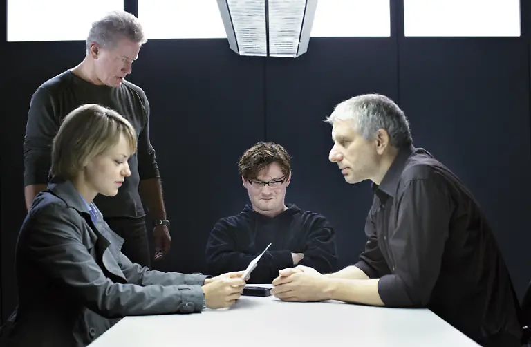 Auf-dem-Revier-verhoeren-die-Kriminalhauptkommissare-Ivo-Batic-Miroslav-Nemec-links-und-Franz-Leitmayr-Udo-Wachtveitl-rechts-den-Verdaechtigen-Markus-Rapp-Shenja-Lacher-Dessen-Anwaeltin-Regina-Zimmer-Lisa-Wagner-schaut-sich-die-Indizien-an-Honorarfrei-lediglich-fuer-Ankuendigungen-und-Veroeffentlichungen-im-Zusammenhang-mit-obiger-BR-Sendung-bei-Nennung-Bild-BR-Hagen-Keller-Andere-Verwendungen-nur-nach-entsprechender-vorheriger-schriftlicher-Vereinbarung-mit-dem-BR-Bildarchiv-Tel-089-5900-3040-Fax-089-5900-3284-Mail-Pressestelle-Foto-brnet