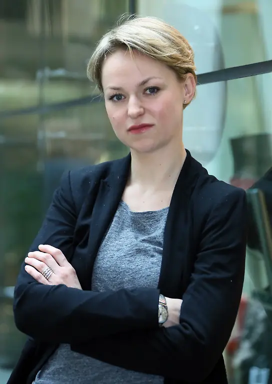 ARCHIV-Die-Schauspielerin-Lisa-Wagner-posiert-am-17-03-2014-im-ZDF-Hauptstadtstudio-in-Berlin-Als-Fallanalytikerin-Christine-Lerch-steht-Wagner-dem-Muenchner-Tatort-Ermittlerduo-Leitmayr-und-Batic-zur-Seite-Das-Erste-zeigt-den-spannenden-Krimi-am-04-05-2014-Foto-Stephanie-Pilick-dpa-zu-dpa-0359-vom-29-04