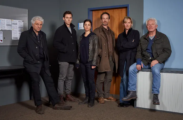 HANDOUT-Undatiert-Die-Tatort-Ermittler-Franz-Leitmayr-Udo-Wachtveitl-l-r-Jan-Pawlak-Rick-Okon-Nora-Dalay-Aylin-Tezel-Peter-Faber-Joerg-Hartmann-Martina-Boenisch-Anna-Schudt-und-Ivo-Batic-Miroslav-Nemec-Seinen-50-Geburtstag-feiert-der-Tatort-mit-einer-Doppelfolge-ueber-die-Mafia-Fuer-die-Krimis-In-der-Familie-1-und-2-treffen-die-Ermittlerteams-aus-Dortmund-und-Muenchen-zusammen-Die-Ausstrahlung-ist-am-29-11-und-06-12-jeweils-um-20-15-Uhr-im-Ersten