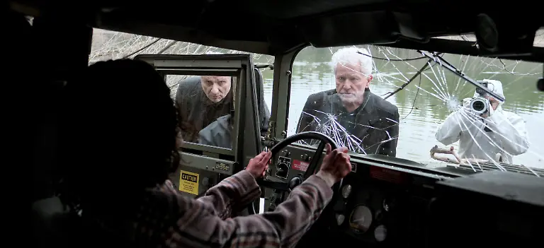 HANDOUT-Die-Kriminalhauptkommissare-Franz-Leitmayr-Udo-Wachtveitl-l-und-Ivo-Batic-Miroslav-Nemec-M-die-Leiche-von-Fine-Katharina-Ronja-Brusa-in-einer-Szene-des-Krimis-Tatort-Charlie-die-am-Sonntag-02-03-2025-im-Ersten-gezeigt-werden-soll