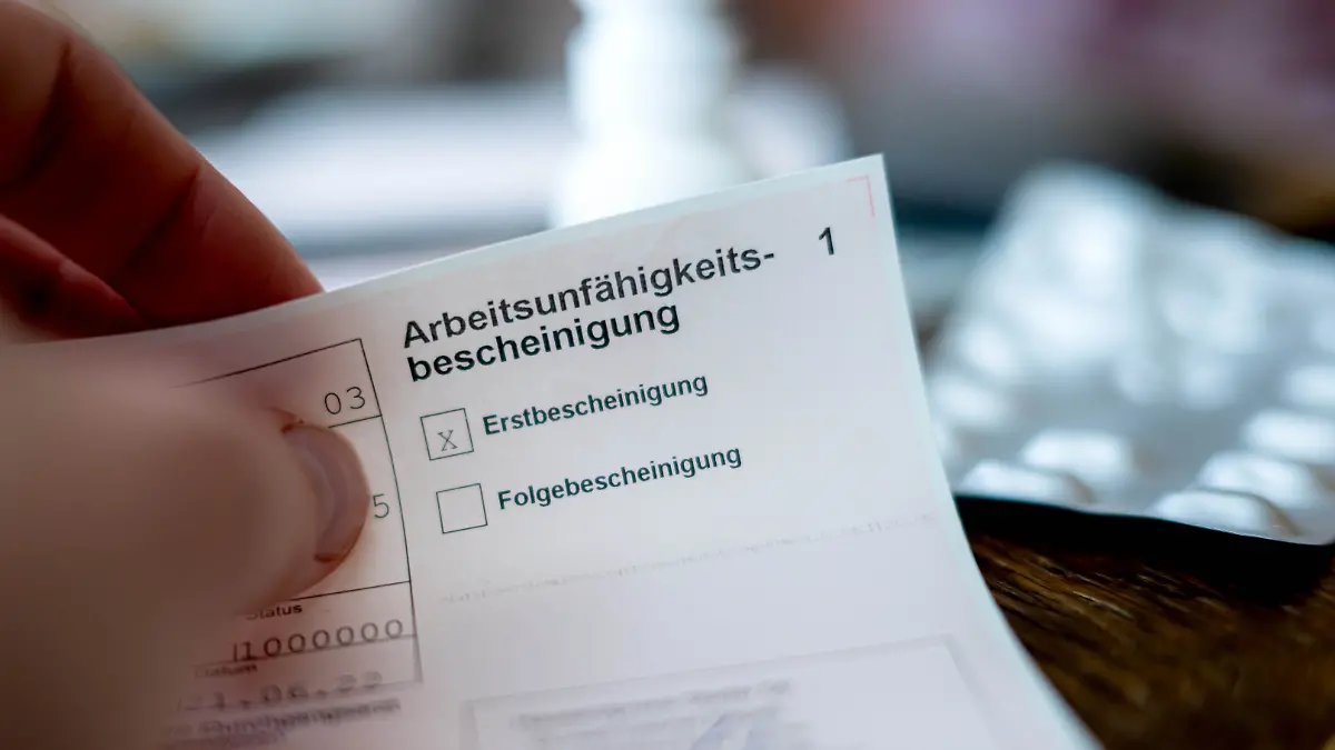 Debatte über Krankheitsausfälle: Sparkommission bringt Teilkrankschreibung im Job ins Gespräch