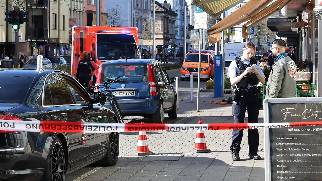 Ein-46-Jaehriger-soll-zwei-Maenner-mit-einem-Messer-attackiert-und-lebensgefaehrlich-verletzt-haben