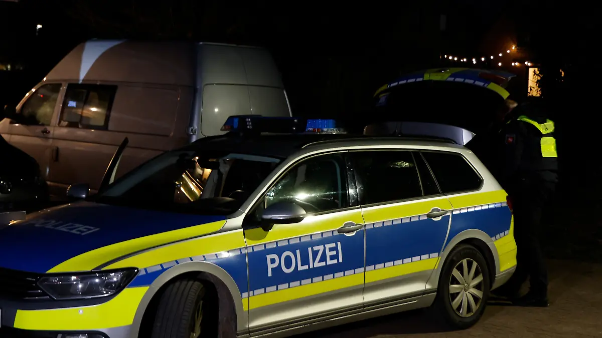 Entdeckung hinter Einfamilienhaus: Totes Baby in Mülltonne im Kreis Harburg entdeckt