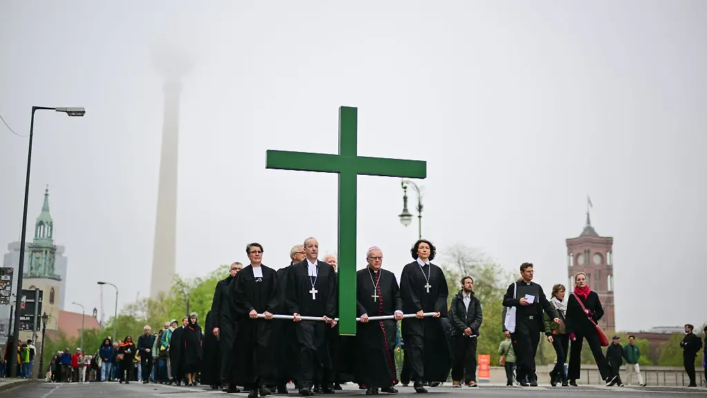 Die-oekumenische-Karfreitagsprozession-durch-Berlin-Mitte-kann-auf-eine-langjaehrige-Tradition-zurueckblicken