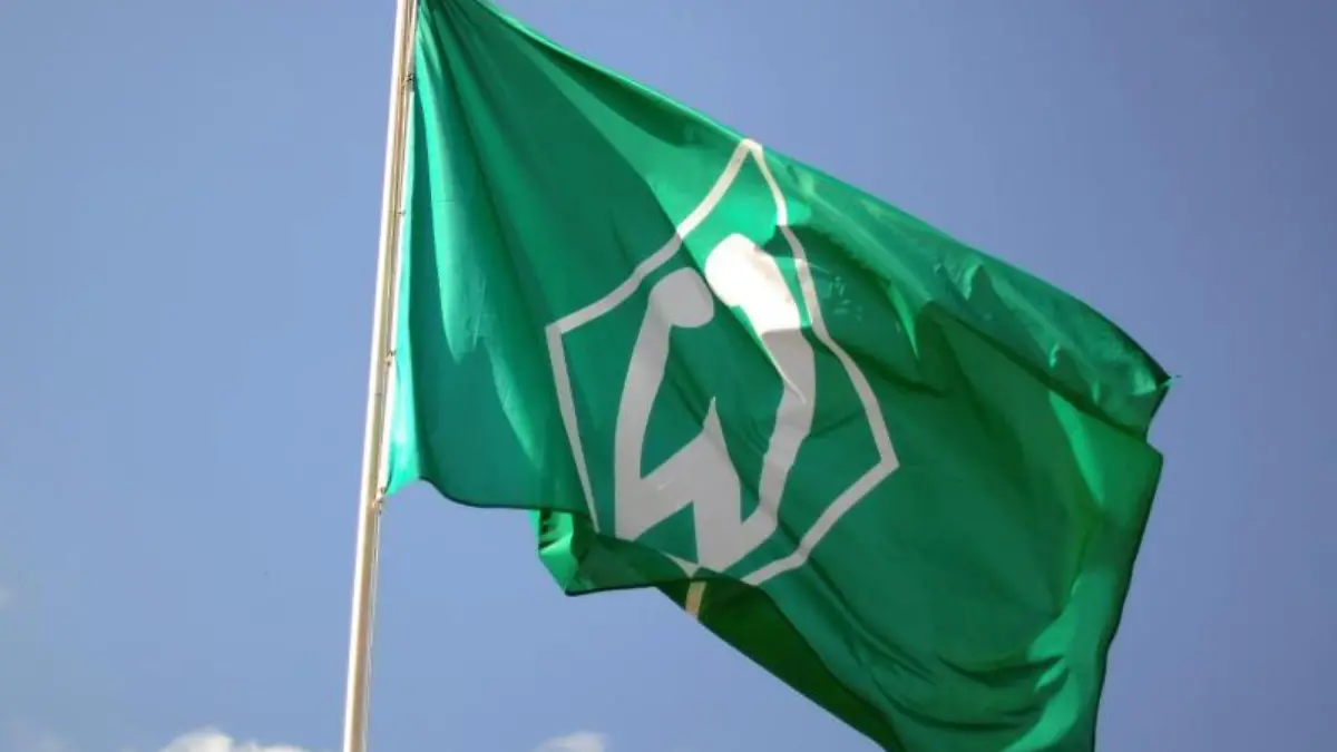Eine-Werder-Bremen-Fahne-weht-vor-blauem-Himmel