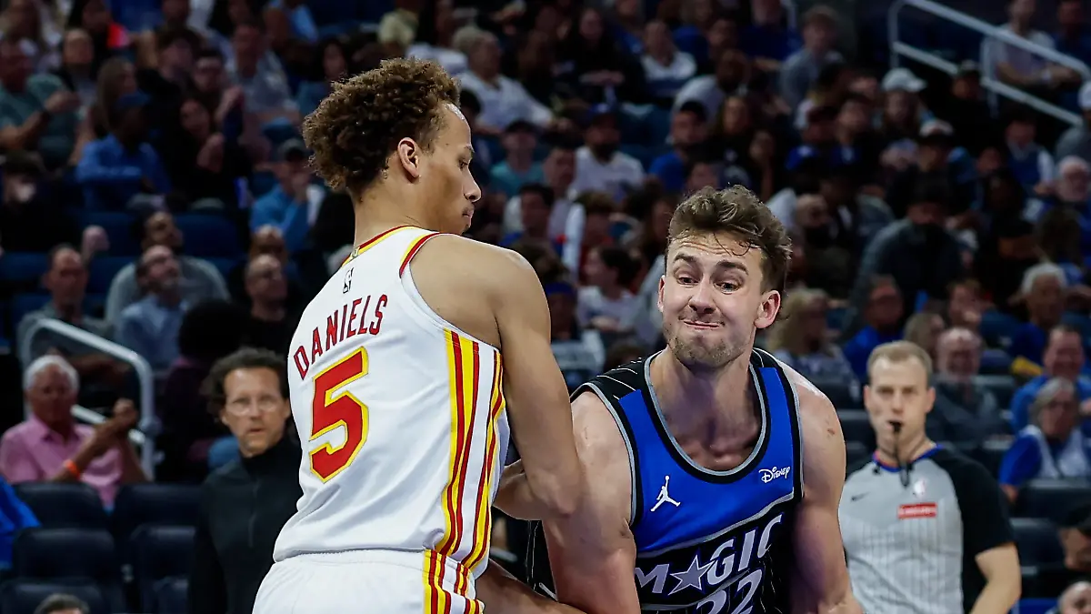 Basketball-Maenner-NBA-Orlando-Magic-Atlanta-Hawks-Hauptrunde-Hauptrunde-Partien-155-Spieltag-Franz-Wagner-r-von-den-Orlando-Magic-trifft-auf-Dyson-Daniels-l-von-den-Atlanta-Hawks