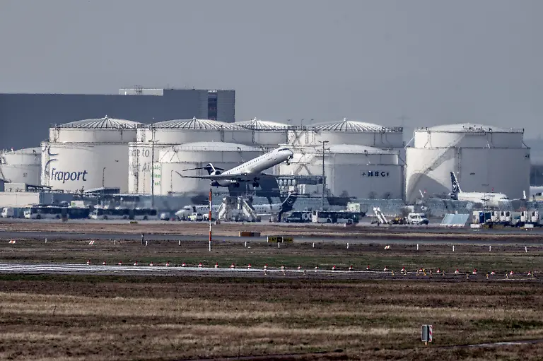 Die-D-ACNU-Lufthansa-Bombardier-CRJ-900-startet-am-Frankfurter-Flughafen-im-Hintergrund-das-Tanklager-Flugbenzin-Kerosin-Standort-Spotterpunkt-Zeppelinheim-am-Frankfurter-Flughafen-Fraport-06-03