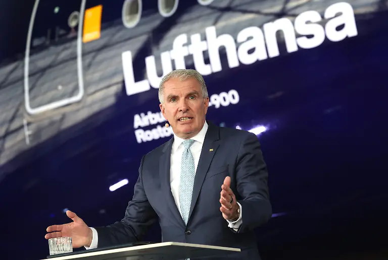 Carsten-Spohr-Vorstandsvorsitzender-der-Deutschen-Lufthansa-spricht-waehrend-der-Feier-zum-100-jaehrigen-Bestehen-der-Lufthansa-vor-dem-Airbus-A350-900-Rostock