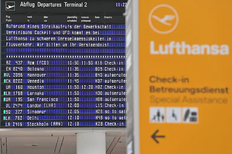 Abflugtafel-Anzeigetafel-weist-auf-Einschraenkungen-im-Flugverkehr-hin-Zweitaegiger-Pilotenstreik-der-Pilotenvereinigung-UFO-der-Lufthansa-hat-am-12-03-2026-am-Flughafen-Muenchen-begonnen