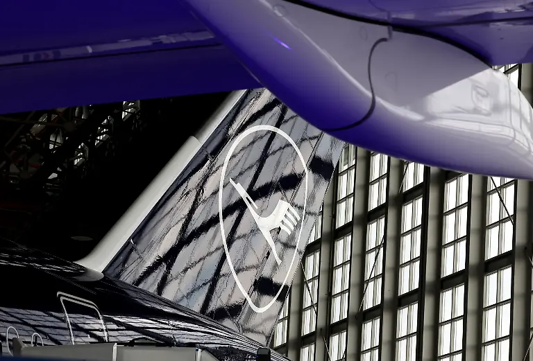 Das-Logo-der-Lufthansa-am-Heck-des-Airbus-A350-900-Rostock