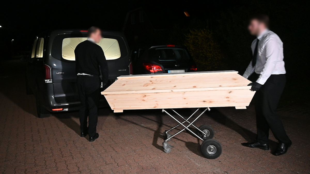 Frau in Klinik gebracht: Mutter nach Fund von Babyleiche in Mülltonne im Kreis Harburg ermittelt
