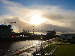 Hamburg & Schleswig-Holstein: Frachter stößt beim Ablegen gegen Kaimauer in Brunsbüttel