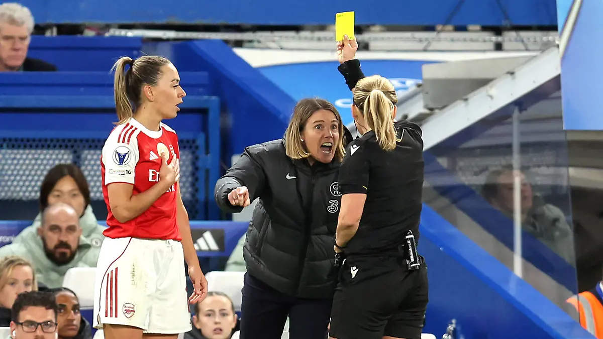 Chelsea-v-Arsenal-Women-01-April-2026-London-UEFA-Womens-Champions-League-Quarter-Finals-Second-Leg-Chelsea-v-Arsenal-Women-Chelsea-manager-Sonia-Bompastor-shouts-at-referee-Frida-Mia-Klarlund-Nielsen-earning-a-yellow-card-which-is-swiftly-followed-by-a-second-moments-later-Photo-Charlotte-Wilson-Offside-London-UK-Chelsea-gegen-Arsenal-Frauen-01