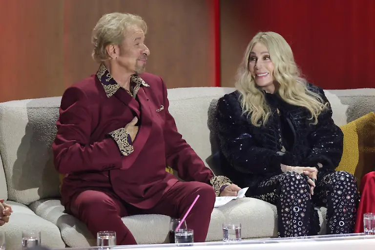 ZDF-Unterhaltungsshow-Wetten-dass-live-aus-Offenburg-Moderator-Thomas-Gottschalk-mit-Cher-ZDF-Unterhaltungsshow-Wetten-dass-vom-25-11-2023-Live-Uebertragung-aus-der-Baden-Arena-Offenburg-Baden-Wuerttemberg-Deutschland