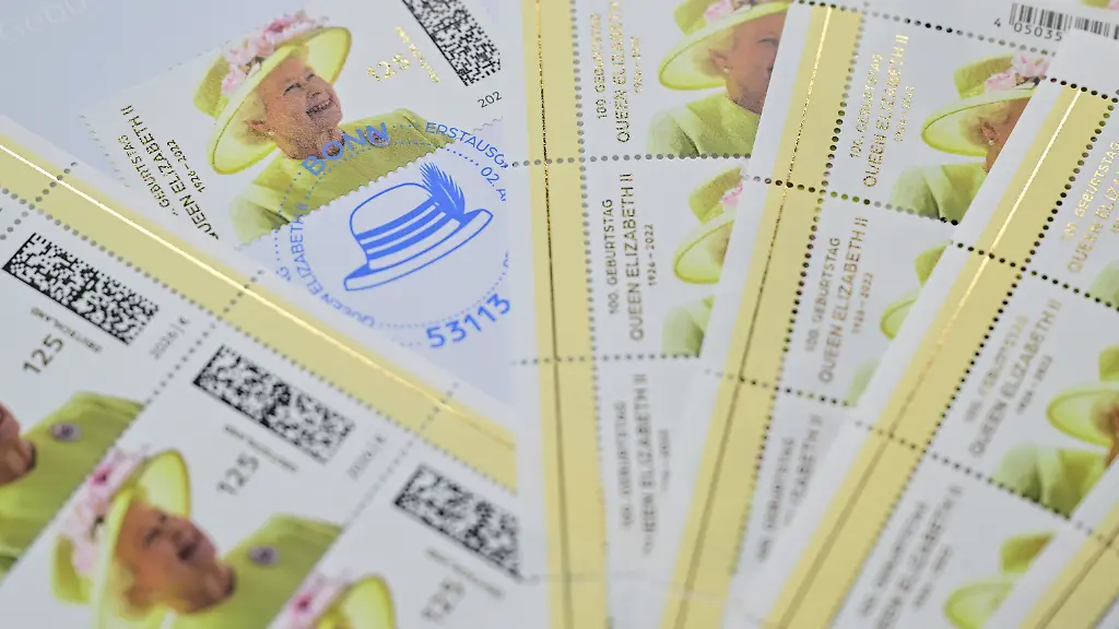 Queen-Briefmarken-liegen-waehrend-der-Vorstellung-einer-Sonderbriefmarke-100-Geburtstag-Ihrer-Majestaet-Koenigin-Elizabeth-II-in-der-britischen-Botschaft