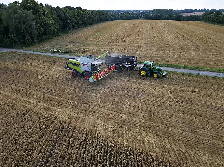 Maehdrescher-bei-der-Getreideernte-Luftbild-Deutschland-NRW-Combine-harvester-harvesting-grain-aerial-view-Germany-North-Rhine-Westphalia-BLWS733212-Combine-harvester-at-the-Grain-harvest-Aerial-photo-Germany-NRW-combine-Harvester-Harvesting-grain-Aerial-view-Germany-North-Rhine-Westphalia-BLWS733212-Copyright-xblickwinkel-D
