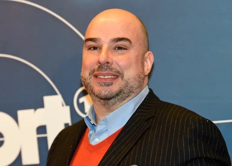 Der-Schauspieler-Robert-Joseph-Bartl-kommt-am-14-03-2016-in-Muenchen-Bayern-zur-Premiere-des-Jubilaeums-Tatorts-ins-Filmtheater-Sendlinger-Tor-Seit-25-Jahren-ermitteln-die-Kommissare-Batic-und-Leitmayr-im-Muenchner-Tatort-Die-aktuelle-Folge-hat-den-Titel-Mia-san-jetz-da-wos-weh-tut-und-wird-am-03-04-2016-im-Ersten-ausgestrahlt