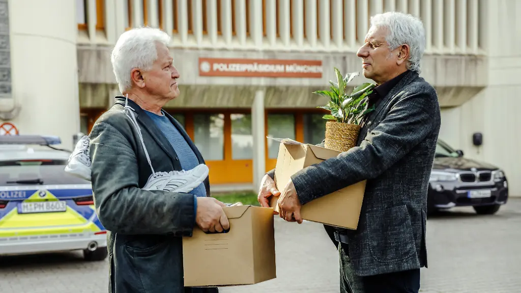 ARD-BR-TATORT-UNVERGAeNGLICH-TEIL-1-am-Sonntag-05-04-26-um-20-15-Uhr-im-ERSTEN-Von-links-Kriminalhauptkommissar-Ivo-Batic-Miroslav-Nemec-und-Kriminalhauptkommissar-Franz-Leitmayr-Udo-Wachtveitl-verabschieden-sich-vor-dem-Praesidium-BR-NEUESUPER-GmbH-Hendrik-Heiden-honorarfrei-Verwendung-gemaess-der-AGB-im-engen-inhaltlichen-redaktionellen-Zusammenhang-mit-genannter-BR-Sendung-und-bei-Nennung-Bild-BR-NEUESUPER-GmbH-Hendrik-Heiden-S2-BR-Bildmanagement-Tel-089-5900-33133-Fax-10585-Bildmanagement-br-de-www-br-foto