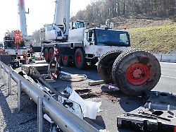 Bayern: Autokran umgekippt - A3 Richtung Würzburg lange gesperrt