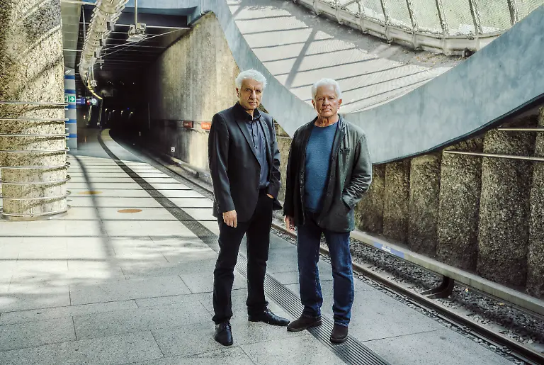 Kriminalhauptkommissar-Franz-Leitmayr-Udo-Wachtveitl-l-und-Kriminalhauptkommissar-Ivo-Batic-Miroslav-Nemec-in-einer-Szene-des-ersten-Teils-vom-Tatort-Unvergaenglich-undatierte-Aufnahme-Der-zweiteilie-Krimi-wird-am-05-04-2026-um-20-15-Uhr-im-Ersten-gezeigt