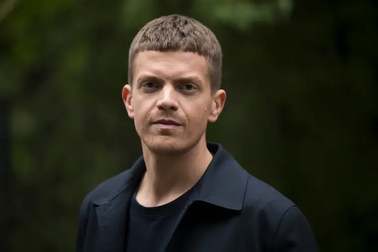 Ferdinand-Hofer-vom-neuen-Muenchner-Tatort-Team-am-Set