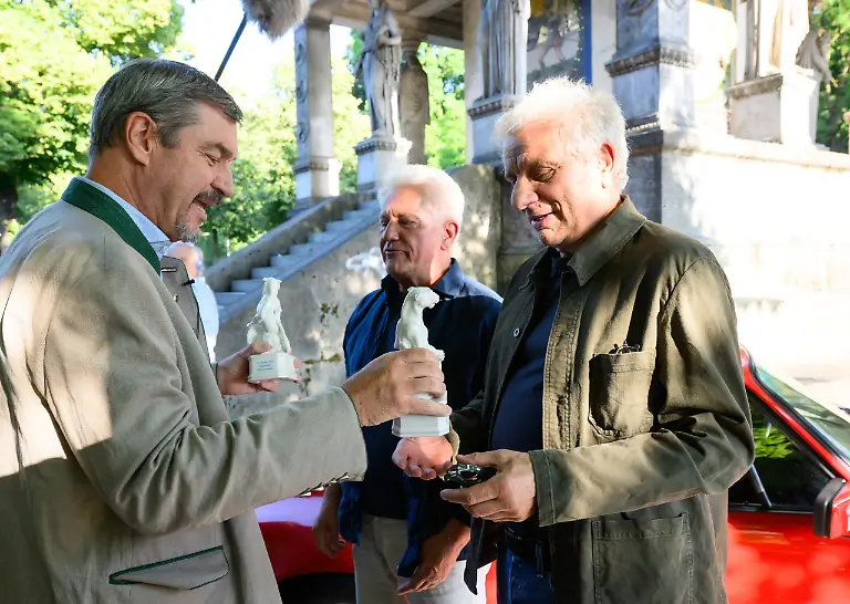 HANDOUT-Bayerns-Ministerpraesident-Markus-Soeder-l-ueberreicht-Udo-Wachtveitl-M-und-Miroslav-Nemec-den-Ehrenpreis-des-Medienpreises-Blauer-Panther-bei-einem-Ueberraschungsbesuch-am-Set-bei-Tatort-Dreharbeiten-Die-Schauspieler-werden-ganz-offiziell-bei-der-Verleihung-des-Medienpreises-Blauer-Panther-am-22-Oktober-in-Muenchen-mit-dem-Ehrenpreis-des-Ministerpraesidenten-ausgezeichnet