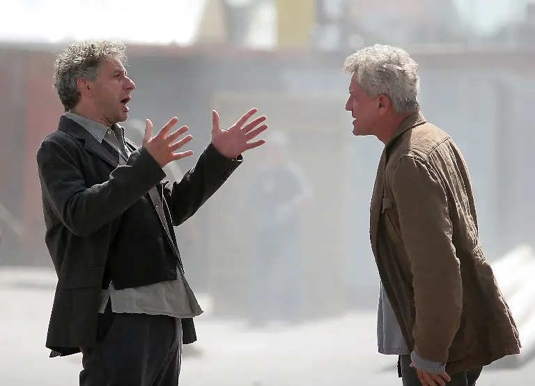 Bei-den-Dreharbeiten-zum-Tatort-A-gmahde-Wiesn-dienen-die-Aufbauarbeiten-fuer-das-Muenchner-Oktoberfest-als-Kulisse-Im-Bild-die-Schauspieler-Udo-Wachtveitl-alias-Kommissar-Franz-Leitmayr-li-und-Miroslav-Nemec-alias-Kollege-Ivo-Batic-re-waehrend-eines-filmischen-Streitgespraechs