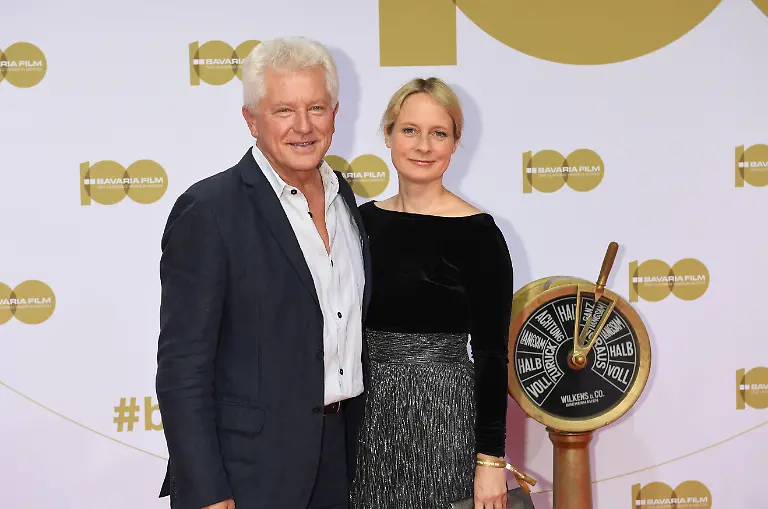 Der-Schauspieler-Miroslav-Nemec-und-Katrin-Jaeger-stehen-beim-Empfang-der-Bavaria-Film-auf-dem-Roten-Teppich-beim-Filmfest-Muenchen-das-vom-27-06-2019-bis-06-07-2019-stattfindet