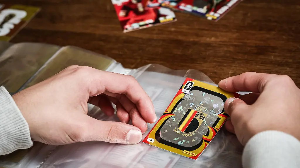 Illustration-shows-a-hand-holding-a-card-of-the-official-trading-card-collection-called-FIFA-World-Cup-WM-Weltmeisterschaft-Fussball-2026-Adrenalyn-XL-launched-by-Panini-in-Namur-Wednesday-25-March-2026-This-new-format-is-part-of-the-strong-growth-in-trading-card-games-among-both-younger-generations-and-nostalgic-collectors-for-an-interactive-experience-centred-on-the-worlds-biggest-sporting-event