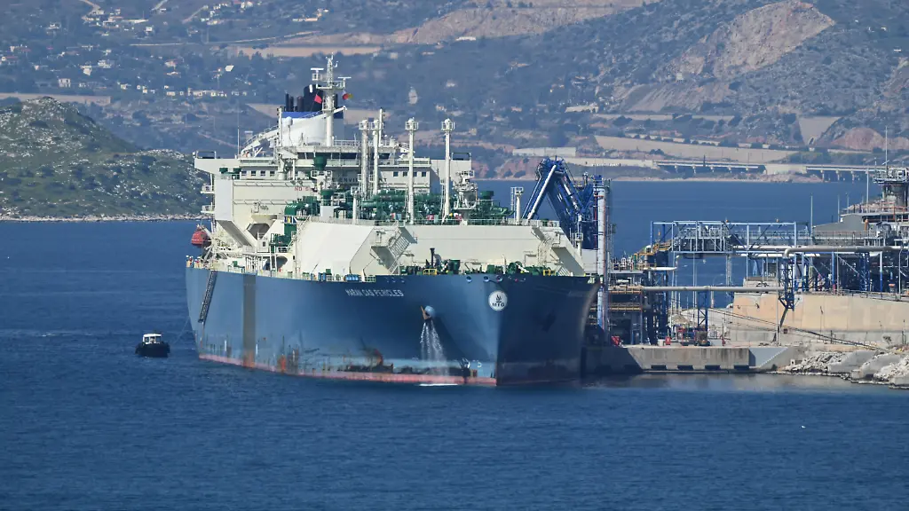 The-Greek-flagged-LNG-tanker-Maran-Gas-Pericles-unloads-liquefied-natural-gas-from-the-Sabine-Pass-LNG-terminal-in-the-USA-at-the-Revithoussa-terminal-near-Athens-Greece-on-March-12-2026-The-cargo-is-imported-by-DEPA-Commercial-and-via-its-joint-venture-with-the-AKTOR-Group-Atlantic-SEE-LNG-Trade-it-appears-likely-that-part-or-all-may-be-destined-for-Ukraine-s-Naftogaz-via-the-Vertical-Corridor