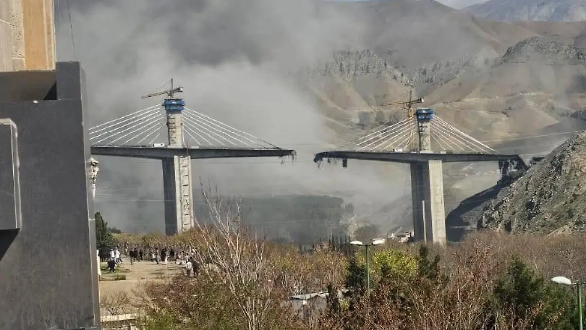 Wichtige Verbindung für Pendler: Höchste Brücke des Iran bei Angriffen zerstört
