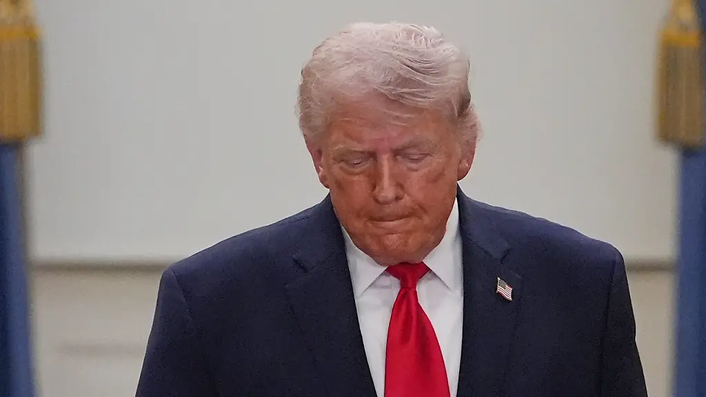 President-Donald-Trump-walks-from-the-Blue-Room-to-speak-about-the-Iran-war-from-the-Cross-Hall-of-the-White-House-on-Wednesday-April-1-2026-in-Washington
