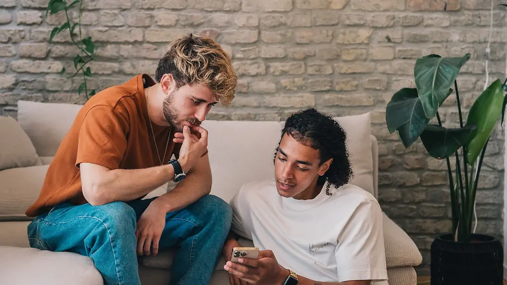 Besser-noch-mal-mit-Freunden-besprechen-Klingen-Anlagetipps-im-Netz-zu-lukrativ-um-wahr-zu-sein-ist-Vorsicht-angesagt