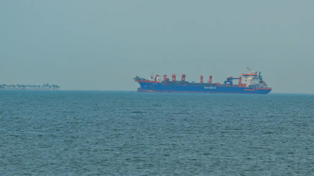 DUBAI-UNITED-ARAB-EMIRATES-MARCH-2-Commercial-ships-anchor-off-the-coast-of-the-United-Arab-Emirates-due-to-navigation-disruptions-in-the-Strait-of-Hormuz-Dubai-on-March-2-2026-Increased-maritime-traffic-led-to-a-buildup-of-vessels-waiting-near-Dubai-highlighting-the-strategic-importance-of-the-strait-which-handles-20-percent-of-global-energy-trade