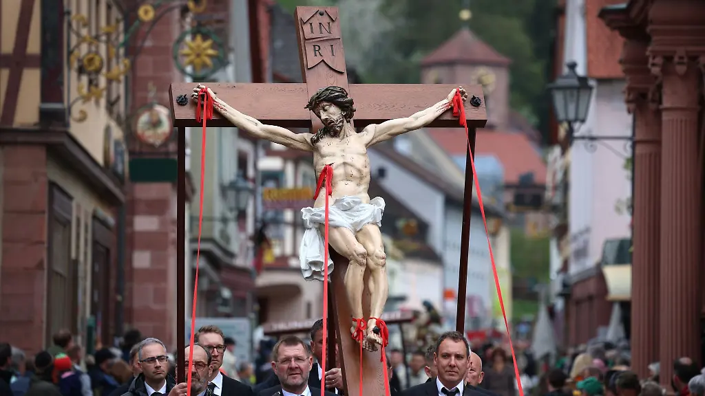 Die-Karfreitagsprozession-in-Lohr-zeigt-Jesu-Leiden-und-Sterben