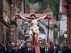 Bayern: Schweigen und beten: Karfreitagsprozession in Lohr