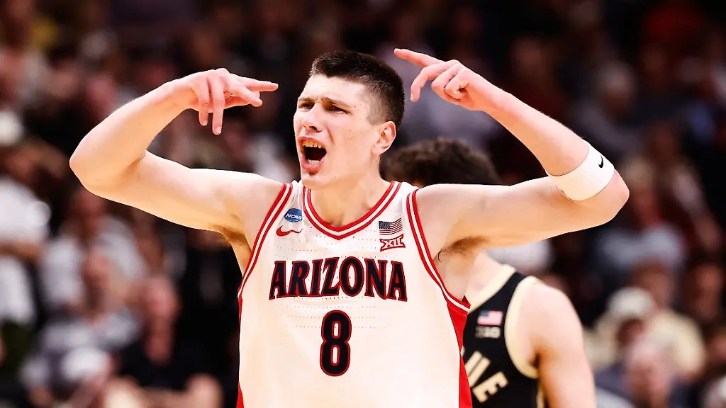 Arizona-Stuermer-Ivan-Kharchenkov-reagiert-nach-einem-Treffer-in-der-zweiten-Halbzeit-des-Elite-Eight-des-NCAA-College-Basketball-Turniers-gegen-Purdue-in-San-Jose-Kalifornien