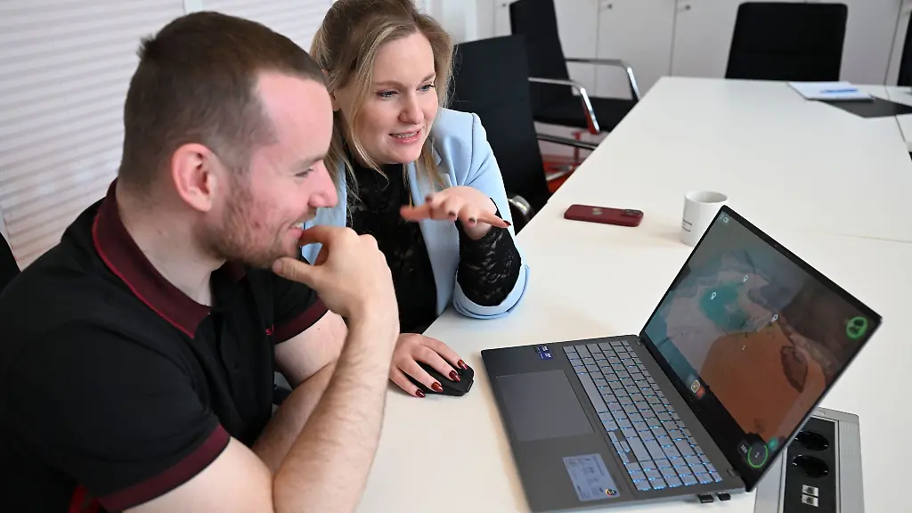 Die-SPD-Landtagsabgeordneten-Lars-Katzmarek-und-Annemarie-Wolff-wollen-die-Themen-Games-und-E-Sports-staerker-in-den-Mittelpunkt-ruecken