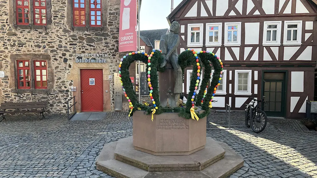 Die-Tradition-oesterlich-geschmueckter-Brunnen-stammt-urspruenglich-aus-wasserarmen-Gebieten-der-Fraenkischen-Schweiz-und-wird-etwa-seit-den-1980er-Jahre-auch-in-Hessen-gepflegt
