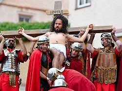 Hessen: Karfreitags-Prozession mit Laiendarstellern