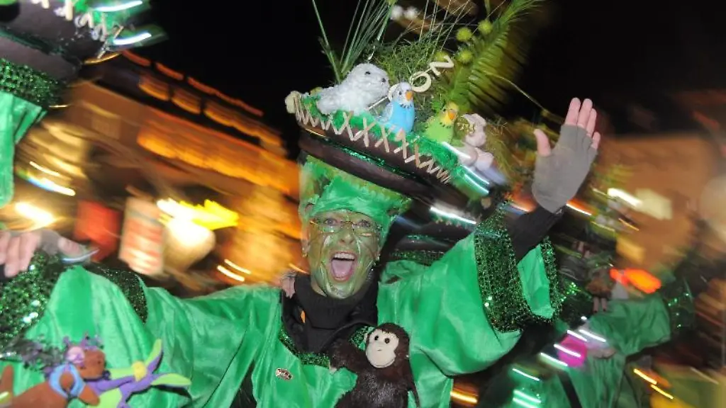 Eine-maskierte-Frau-tanzt-beim-Karnevalsumzug