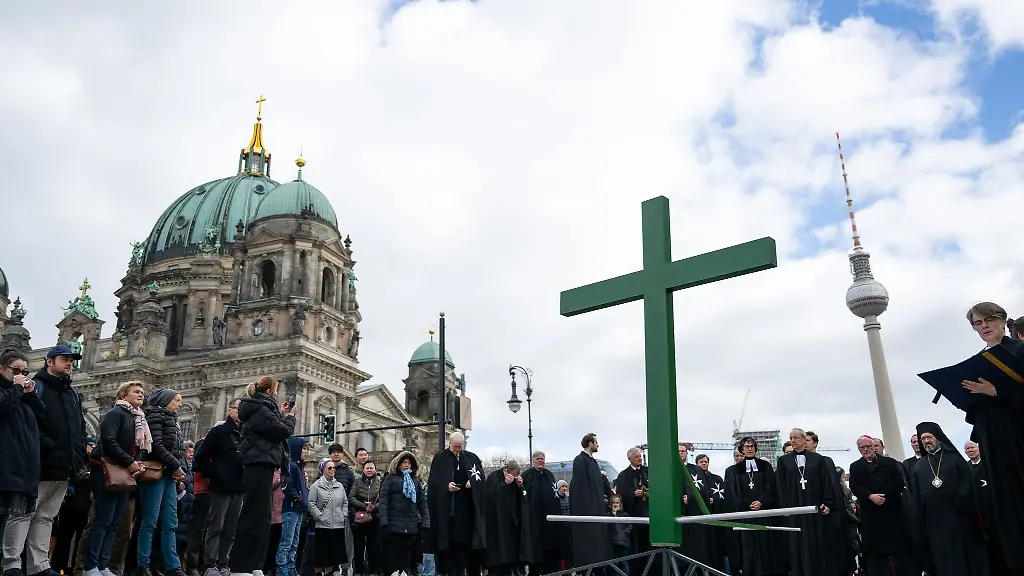 Bei-der-Karfreitagsprozession-wurde-auch-dieses-Jahr-wieder-ein-gosses-gruenes-Kreuz-durch-die-Innenstadt-getragen